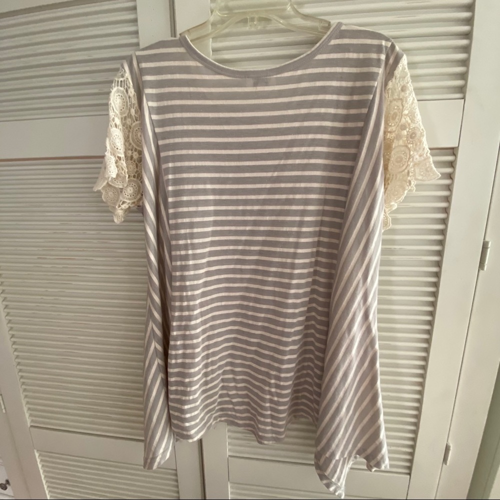 UMGEE Lace Sleeve Side Tail Tunic Top - Picture 2 of 6